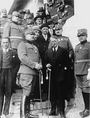 Doktor Rajs dobio je 1926. godine počasnu oficirsku sablju na kojoj je pisalo: „Vojniku pravde i prava, drugu iz Velikog rata...”. Snimio „Politikin” fotoreporter Aca Simić.